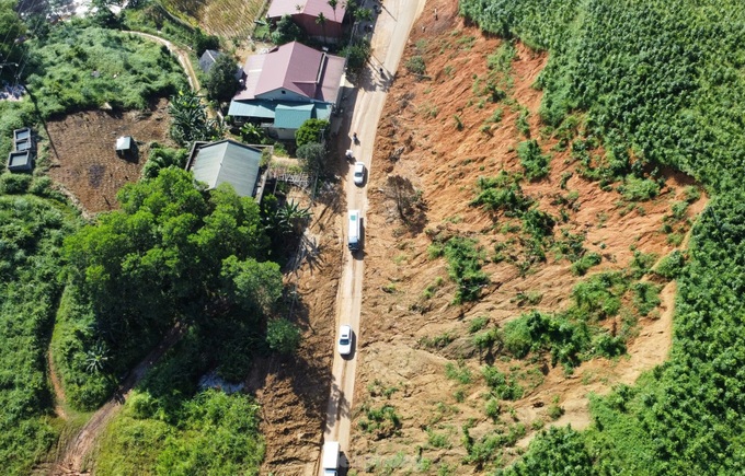 Residents in Yen Bai's landslide-hit areas struggle with dust pollution - 5