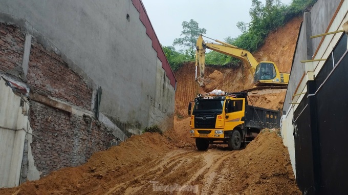 Residents in Yen Bai's landslide-hit areas struggle with dust pollution - 3