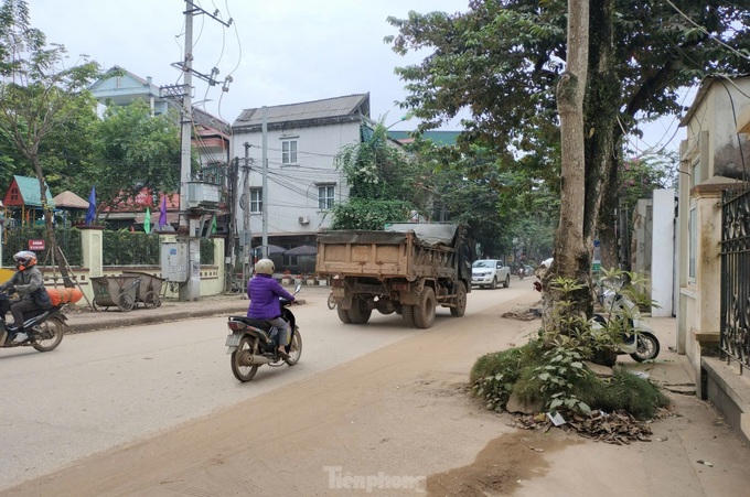 Residents in Yen Bai's landslide-hit areas struggle with dust pollution - 4