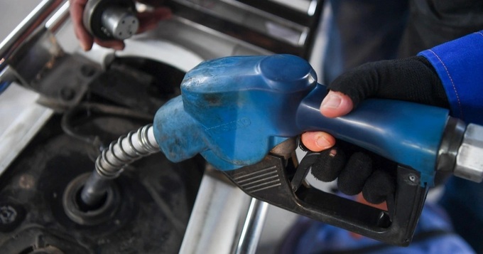 Petrol prices slightly fall by VND400 per litre - 1