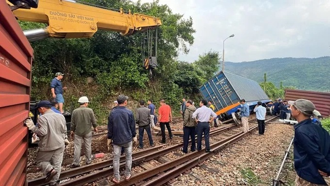 Cargo train derails in Danang - 2