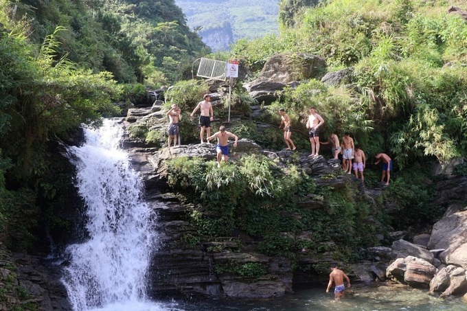 Foreign tourists warned of dangers at Ha Giang waterfall - 1