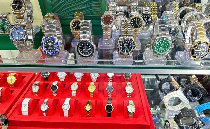 Fake fashion products found in HCM City tourist market - 1