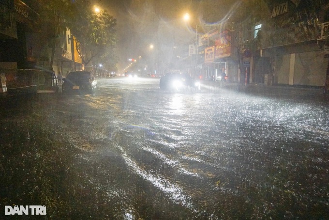 Streets flooded, schools closed following heavy rain in Danang - 1