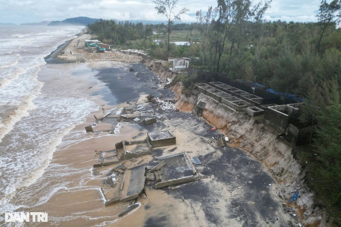 Thua Thien-Hue coastline erodes, threatening 900 households - 1