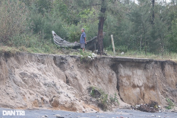 Thua Thien-Hue coastline erodes, threatening 900 households - 3