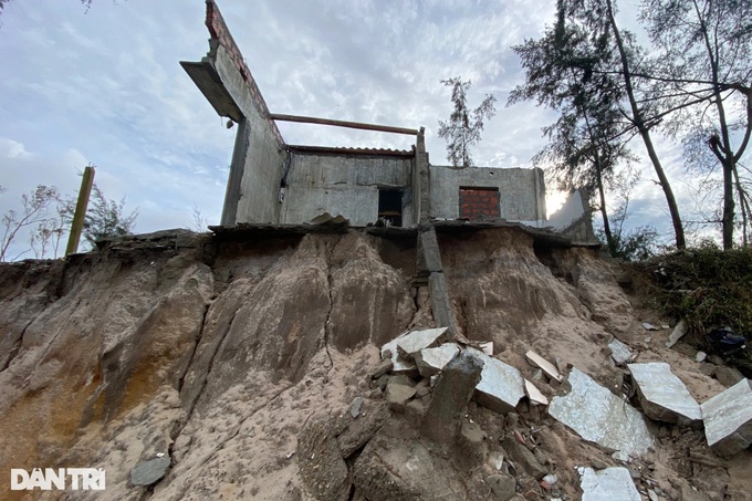 Thua Thien-Hue coastline erodes, threatening 900 households - 2