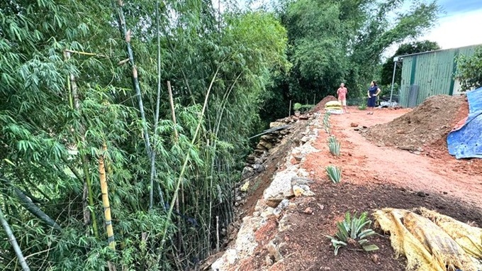 Riverbank erosion threatens Quang Ngai households - 1