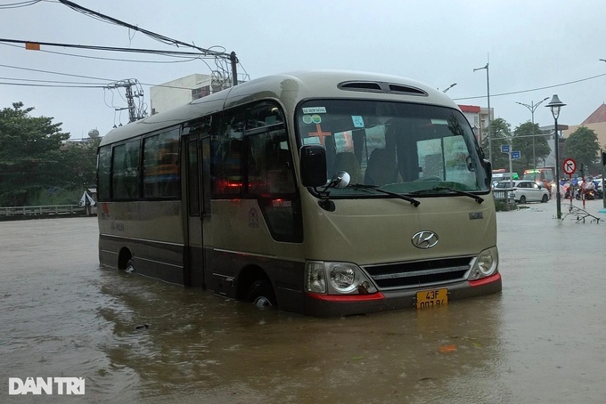 Streets flooded, schools closed following heavy rain in Danang - 3