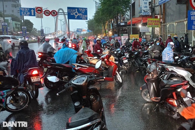 Streets flooded, schools closed following heavy rain in Danang - 2