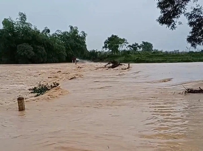 Thousands of Ha Tinh students stay home due to flooding - 1