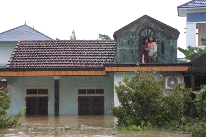 Nearly 1,000 households isolated in Quang Binh floods - 1