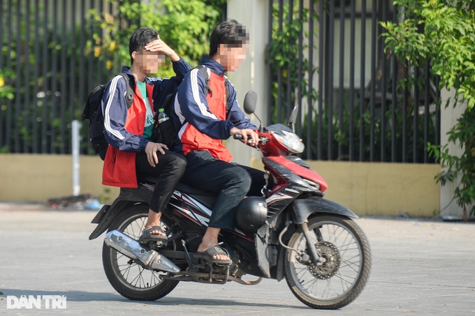 Hanoi students rampantly violate traffic laws - 1