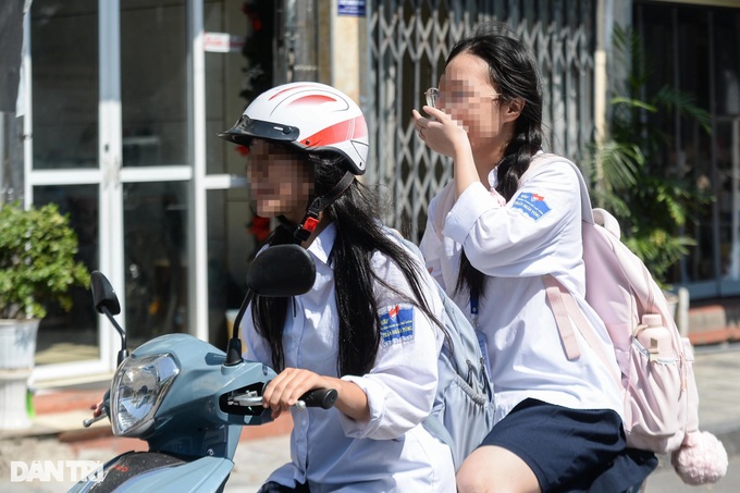 Hanoi students rampantly violate traffic laws - 3