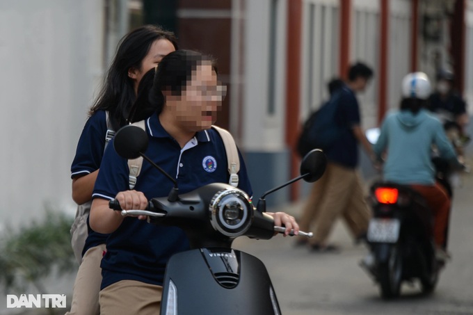 Hanoi students rampantly violate traffic laws - 5