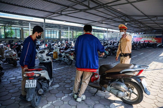 Hanoi students rampantly violate traffic laws - 6