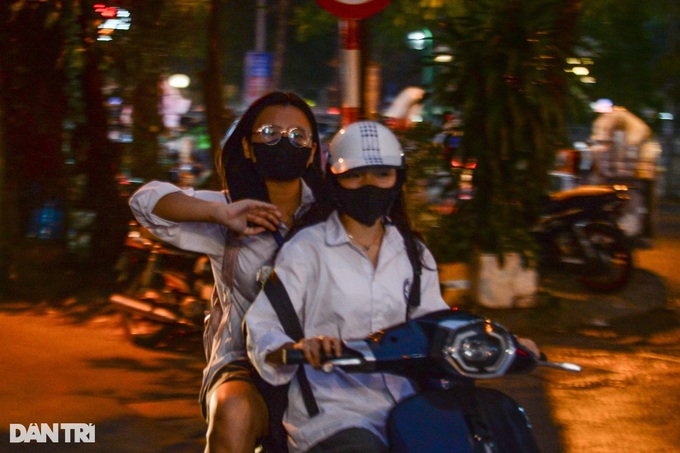 Hanoi students rampantly violate traffic laws - 7