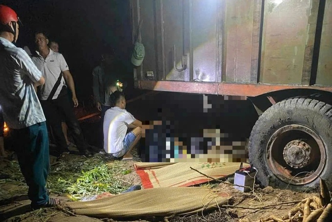 Two people die seeking shelter from rain under tractor - 1