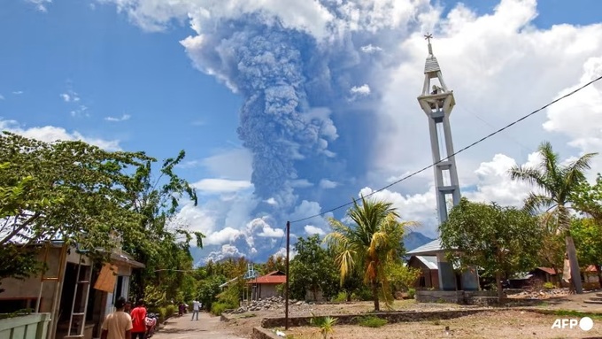 Indonesia volcano belches colossal ash tower - 1