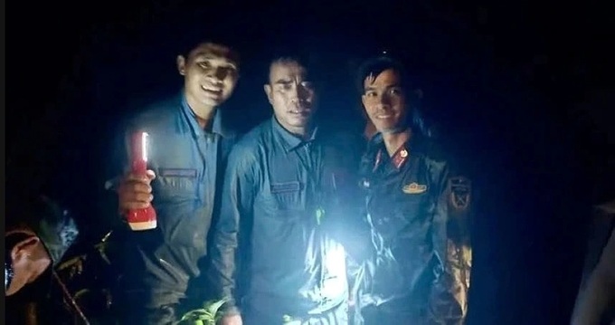 Rescue workers find two pilots from plane crash in central Vietnam - 1