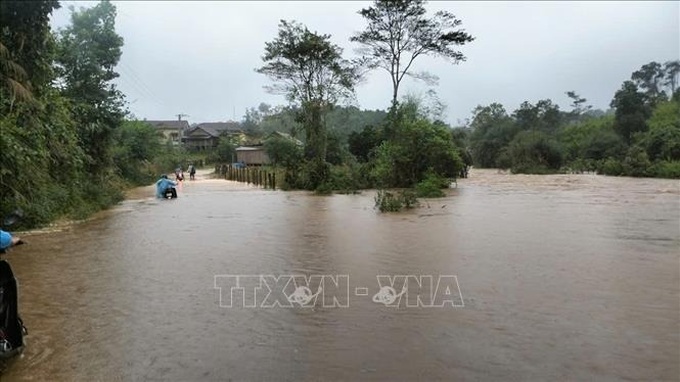 Binh Dinh faces flooding, landslides due to torrential rain - 1