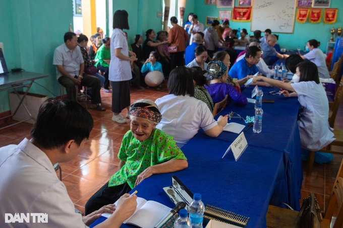 People in Yen Bai’s typhoon-hit areas get free medicines - 5