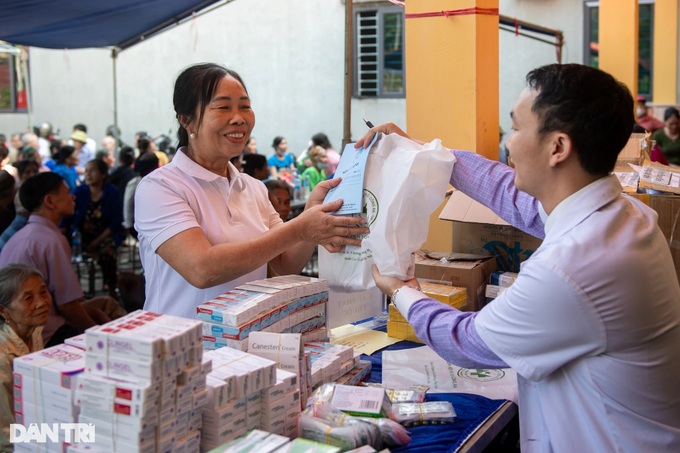 People in Yen Bai’s typhoon-hit areas get free medicines - 4