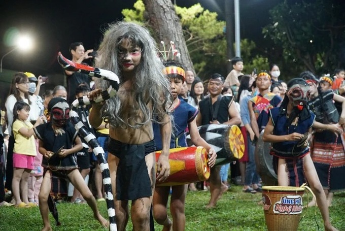 Gong performances attract visitors to Gia Lai - 2