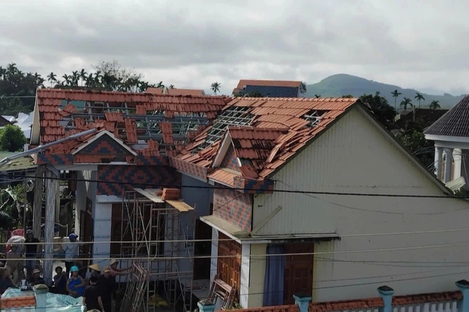 Dozens of houses damaged in Quang Ngai whirlwind - 1