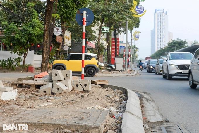 Frequent pavement repair troubles Hanoi residents - 2