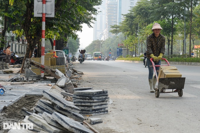 Frequent pavement repair troubles Hanoi residents - 3