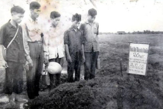 Teacher and 30 students remembered at Thai Binh war cemetery - 1