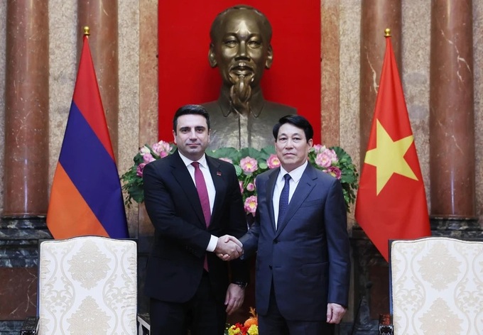 State leader receives Armenian NA President - 1