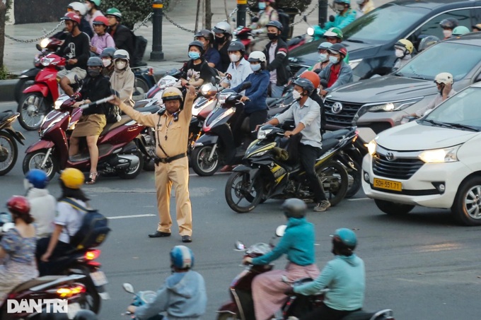 Increased road congestion near Tan Son Nhat Airport during year-end - 3