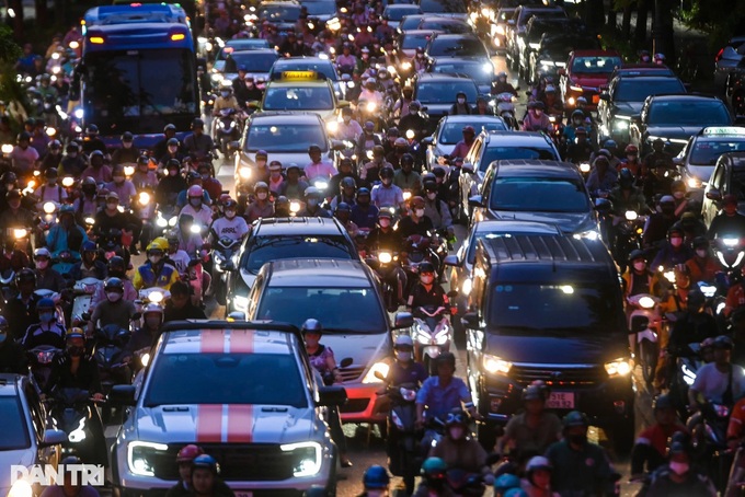 Increased road congestion near Tan Son Nhat Airport during year-end - 4