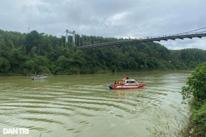 Two people missing after truck fell into Thua Thien Hue river - 2