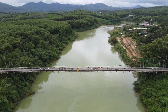 Two people missing after truck fell into Thua Thien Hue river - 1