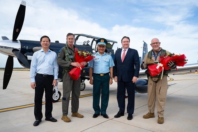 US delivers five T-6C Trainer Aircraft to Vietnam - 1