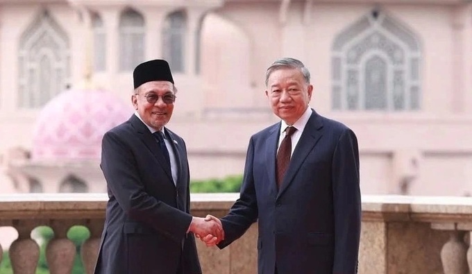 Malaysian PM hosts welcome ceremony for Vietnamese Party chief - 1