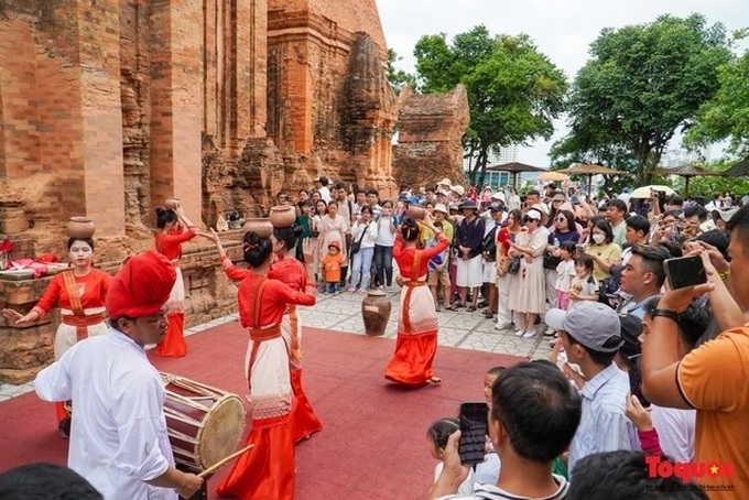 Khanh Hoa to welcome New Year with festive celebrations - 1