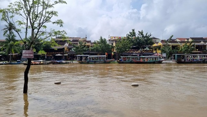 Hoi An City experiences flooding - 1