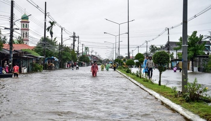 Floods kill 8, tens of thousands evacuate in Malaysia, Thailand - 1