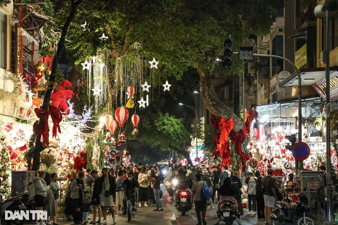 Christmas spirit arrives early in Hanoi - 1