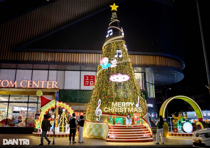 Christmas spirit arrives early in Hanoi - 7