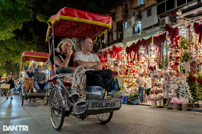 Christmas spirit arrives early in Hanoi - 4