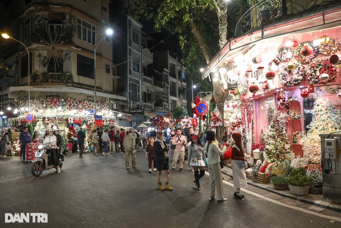 Christmas spirit arrives early in Hanoi - 2