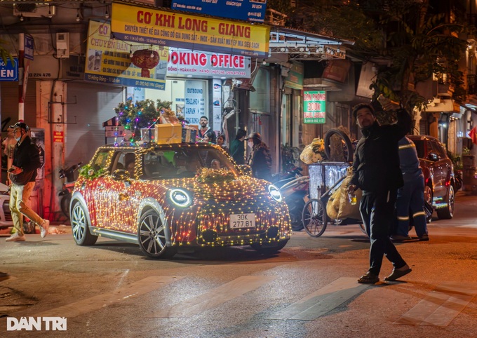 Christmas spirit arrives early in Hanoi - 5