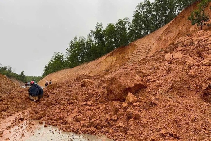 Binh Dinh to build new houses for 78  landslide-hit households - 1