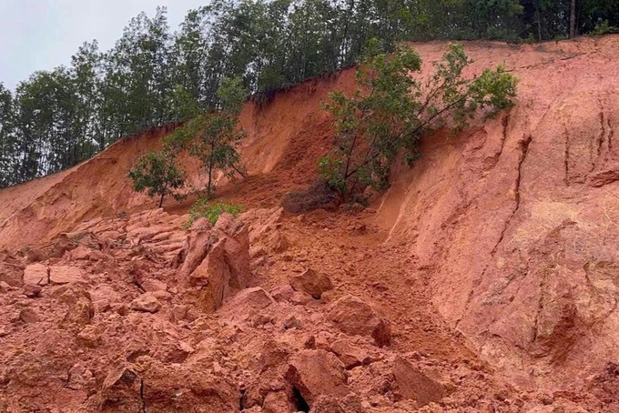 Binh Dinh to build new houses for 78  landslide-hit households - 2