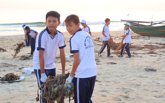 Young volunteers join Quang Nam beach cleanup - 1